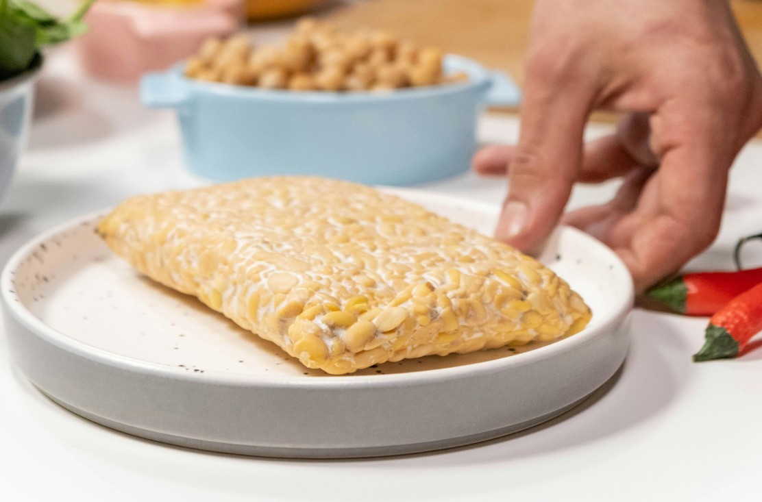 Tempeh zawiera pożyteczne bakterie i również stanowi doskonały dodatek do różnego rodzaju dań przygotowywanych na gorąco i na zimno