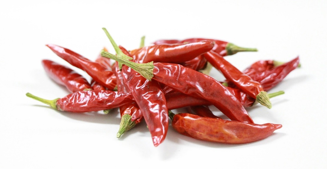 Czerwone papryczki chili na białym tle 