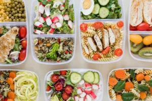 Catering dietetyczny, czyli dieta pudełkowa oznacza szybkie, ale świeże i zdrowe posiłki