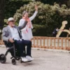 Fotel elektryczny dla seniora - wsparcie rehabilitacji domowej