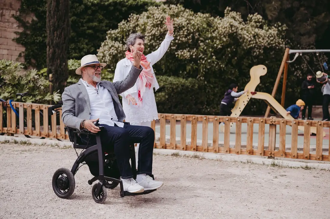 Fotel elektryczny dla seniora - wsparcie rehabilitacji domowej
