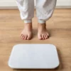 Konsultacja u obesitologa – pacjent przed ważeniem na wadze