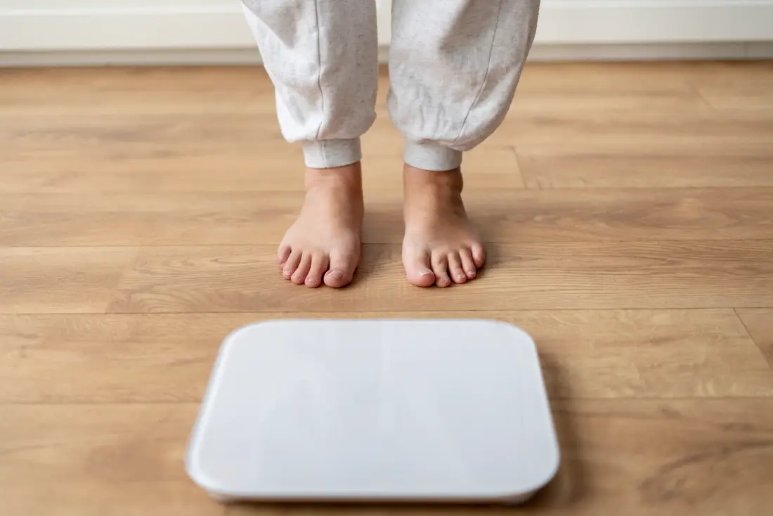 Konsultacja u obesitologa – pacjent przed ważeniem na wadze
