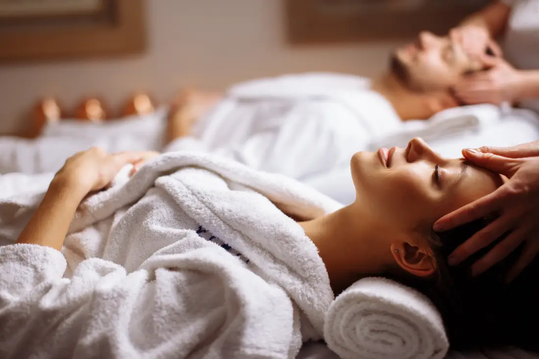 Para podczas masażu w SPA w Warszawie